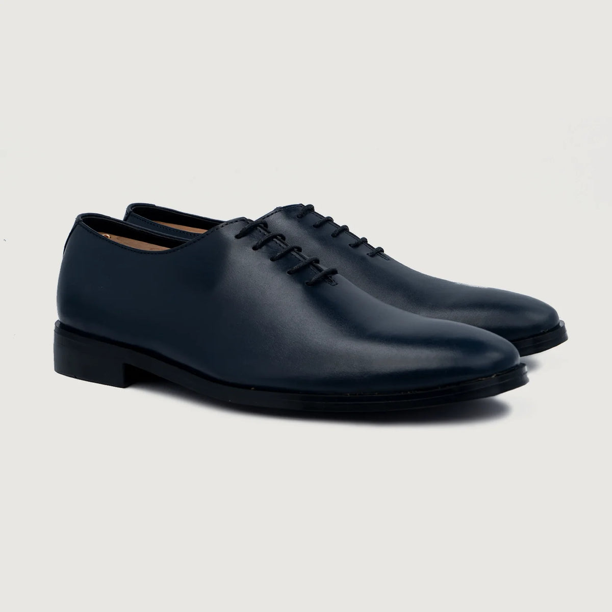 Director Wholecut Midnight أزرق أحذية جلدية كلاسيكية رجالي For Men in Midnight Blue Full-Grain Leather - عرض أمامي وقَصّة مفصلة أنيقة | شراء أونلاين عبر المتجر الرسمي