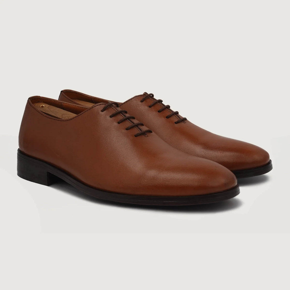 Director Wholecut بيج تان أحذية جلدية كلاسيكية رجالي in Tan Full-Grain Leather - عرض أمامي وقَصّة مفصلة أنيقة | شراء أونلاين عبر المتجر الرسمي