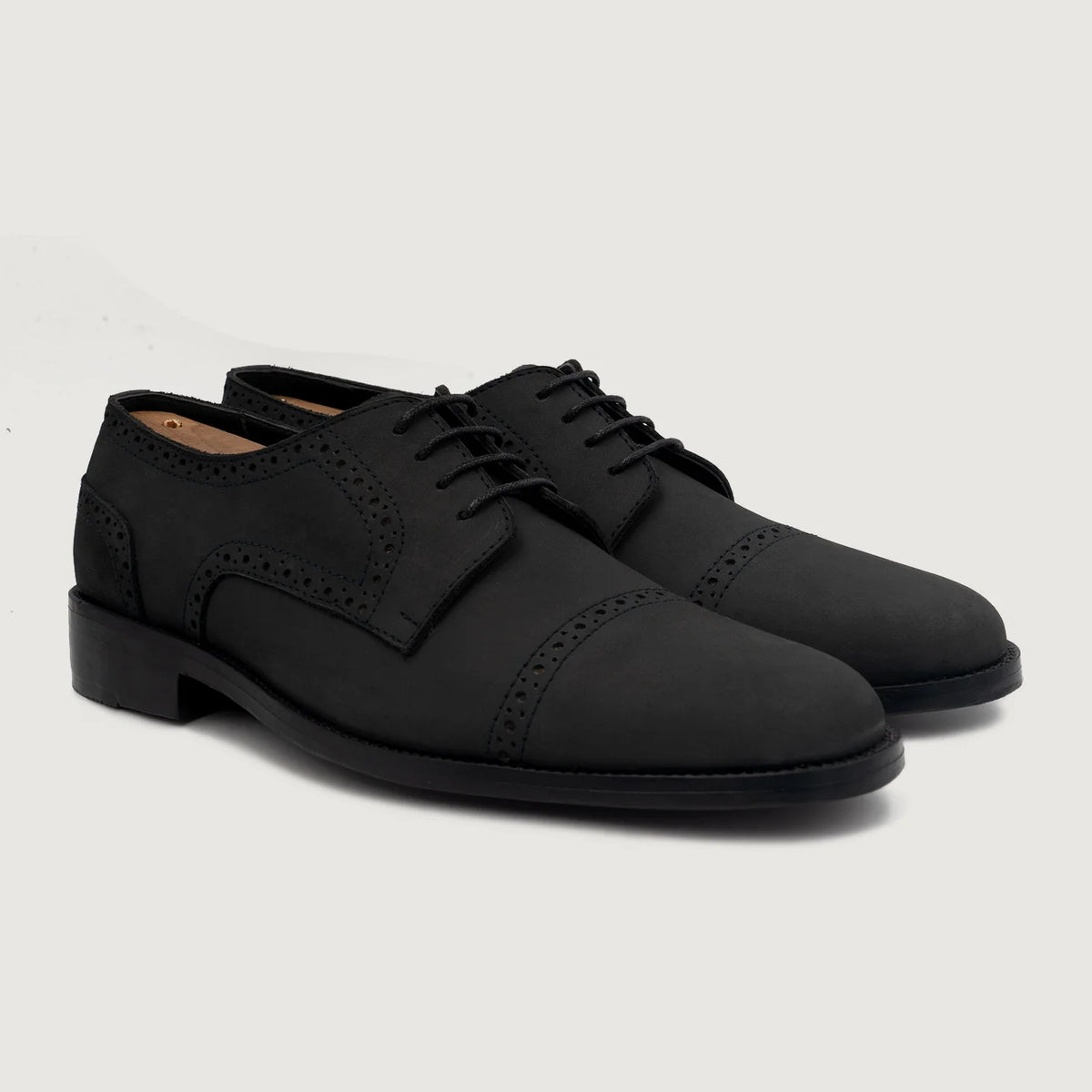 Dirk Brogues Derby أسود Nubuck أحذية جلدية كلاسيكية رجالي For Men جلد بقر طبيعي أسود فاخر - عرض جانبي | شراء أونلاين عبر المتجر الرسمي