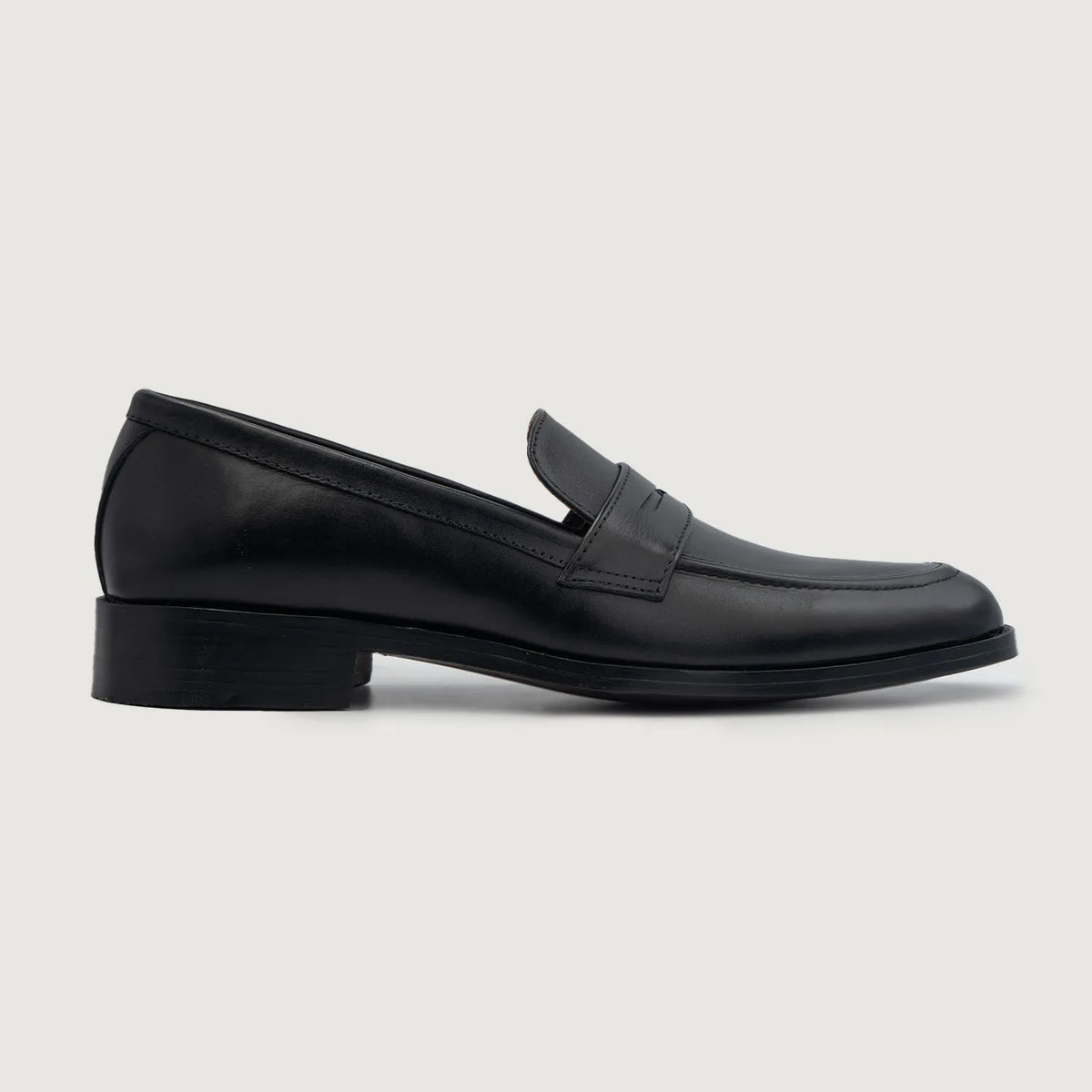 Black Full-Grain leather Loafers - بناء غوديير ويلت المتين وتفاصيل مقدمة الحذاء