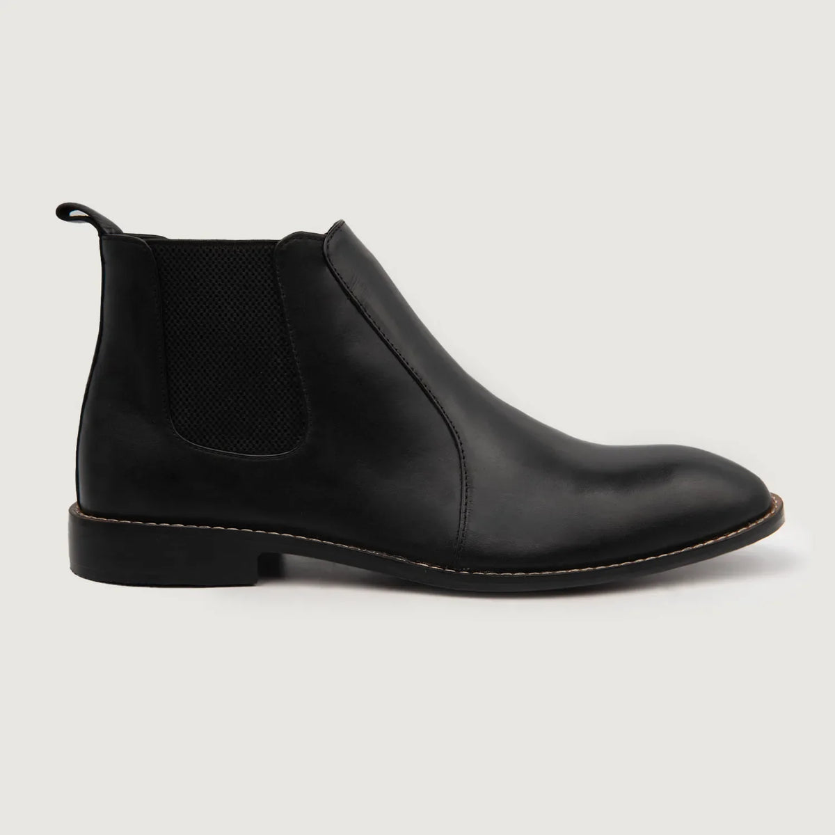 Black Full-Grain leather Boots - بناء غوديير ويلت المتين وتفاصيل مقدمة الحذاء