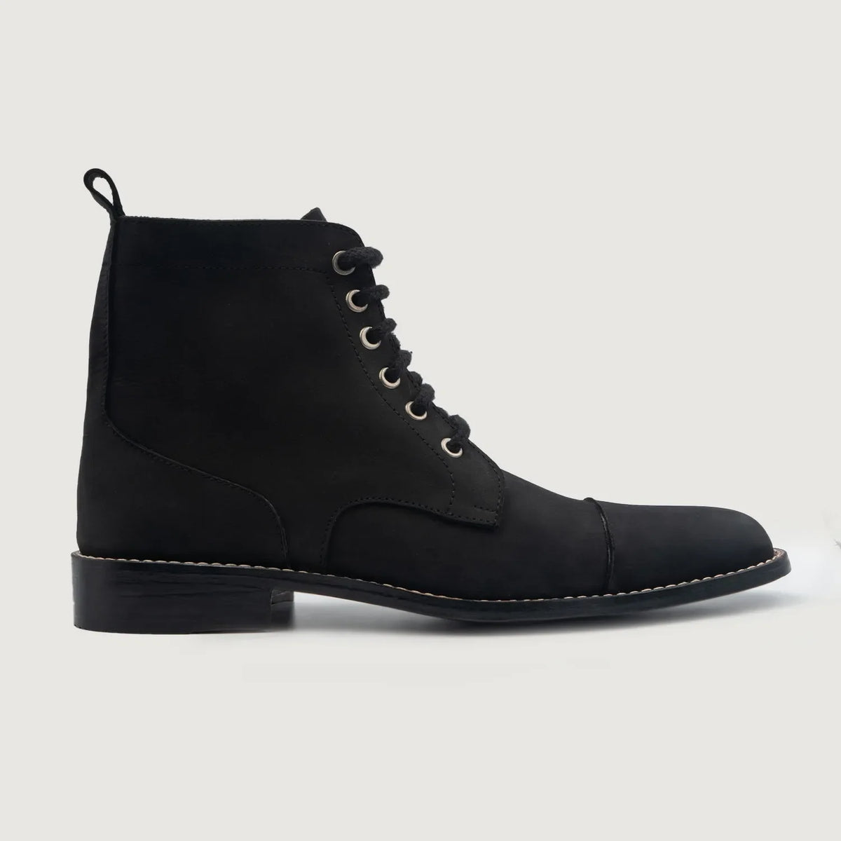 Black Full-Grain leather Boots - بناء غوديير ويلت المتين وتفاصيل مقدمة الحذاء