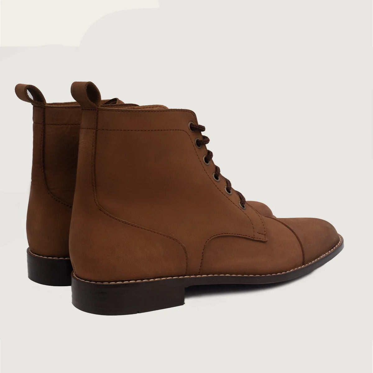 Knight Derby Brown Leather Boots For Men - دعامة الكعب المقواة وتفاصيل الخياطة المزدوجة الدقيقة