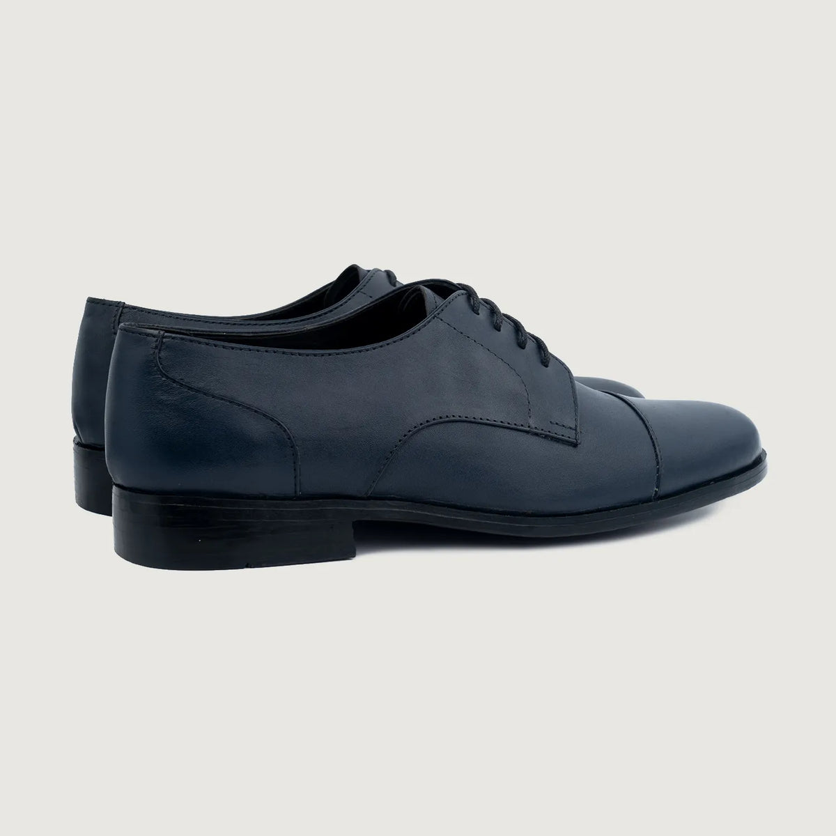 High-Traction Rubber Outsole & Lug Tread Pattern on Attorney Derby Midnight أزرق أحذية جلدية كلاسيكية رجالي For Men