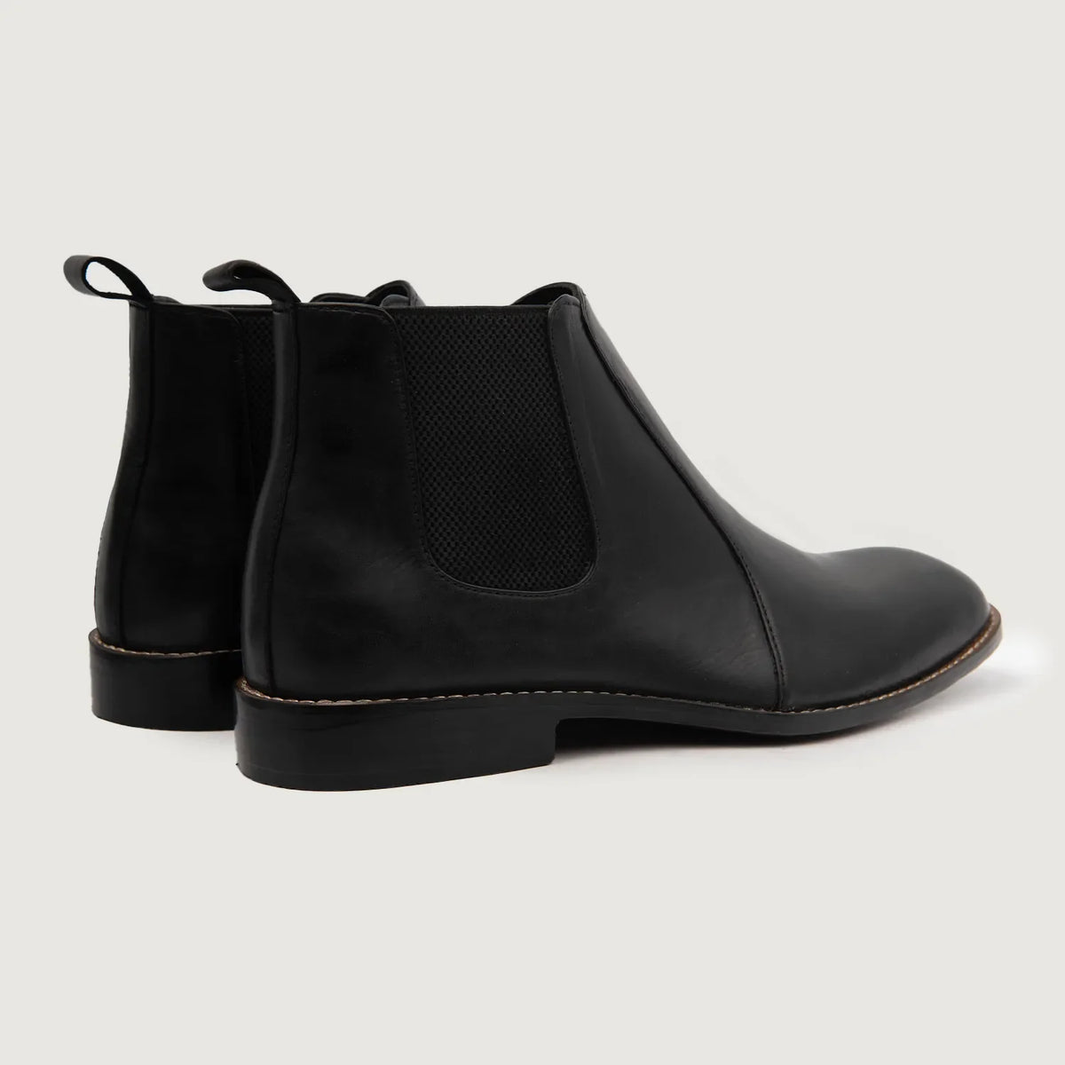 High-Traction Rubber Outsole & Lug Tread Pattern on Clarkson Chelsea أسود أحذية بوت جلدية رجالي For Men