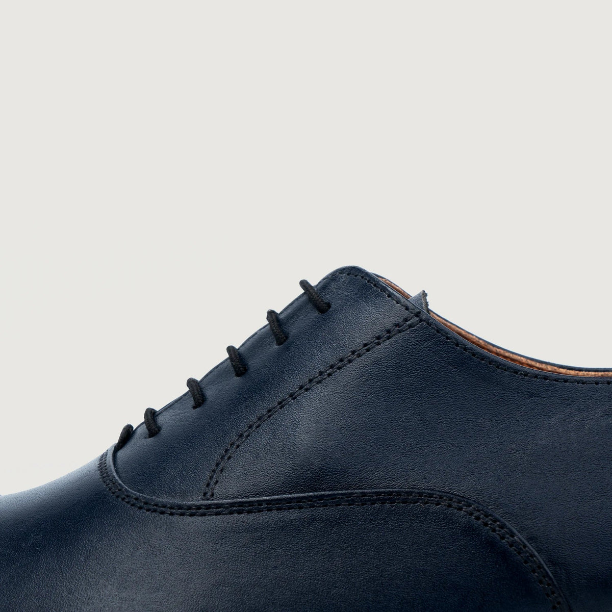 Authentic Full-Grain Leather Grain Depth & Pull-Up Patina Texture Detail