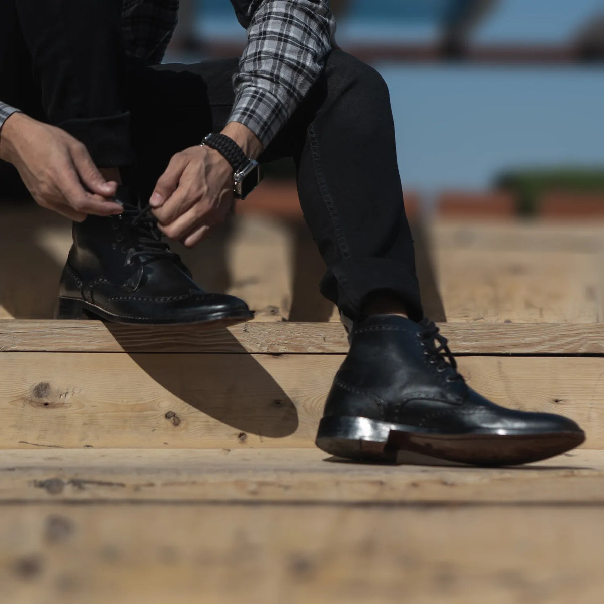 مظهر الارتداء على موديل لـ  Duster Brogues Derby أسود أحذية بوت جلدية رجالي For Men على عارض أزياء - انسيابية طبيعية في ضوء النهار