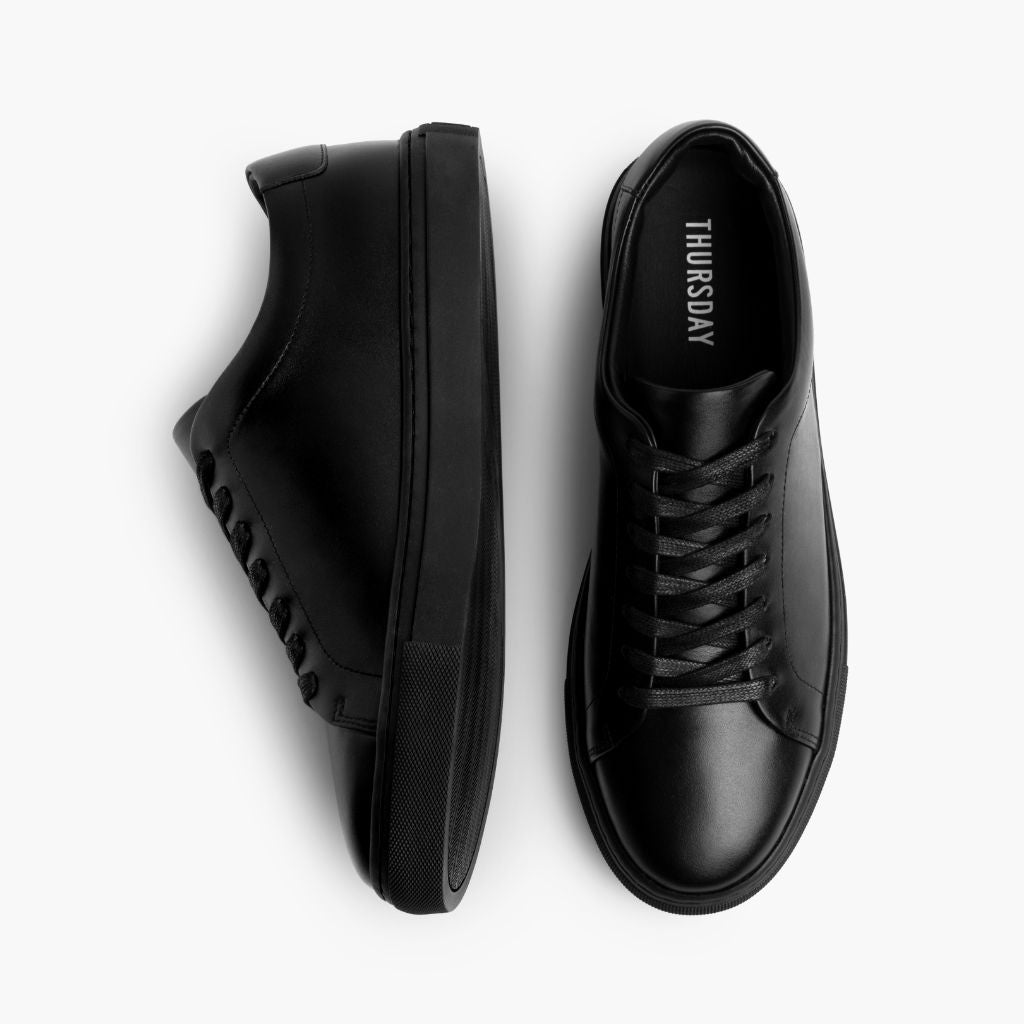 Encore Jet Black Leather Sneakers - دعامة الكعب المقواة وتفاصيل الخياطة المزدوجة الدقيقة