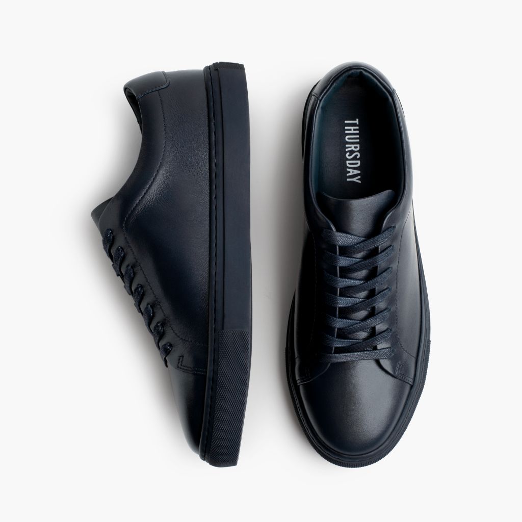 Encore Navy Leather Sneakers - دعامة الكعب المقواة وتفاصيل الخياطة المزدوجة الدقيقة