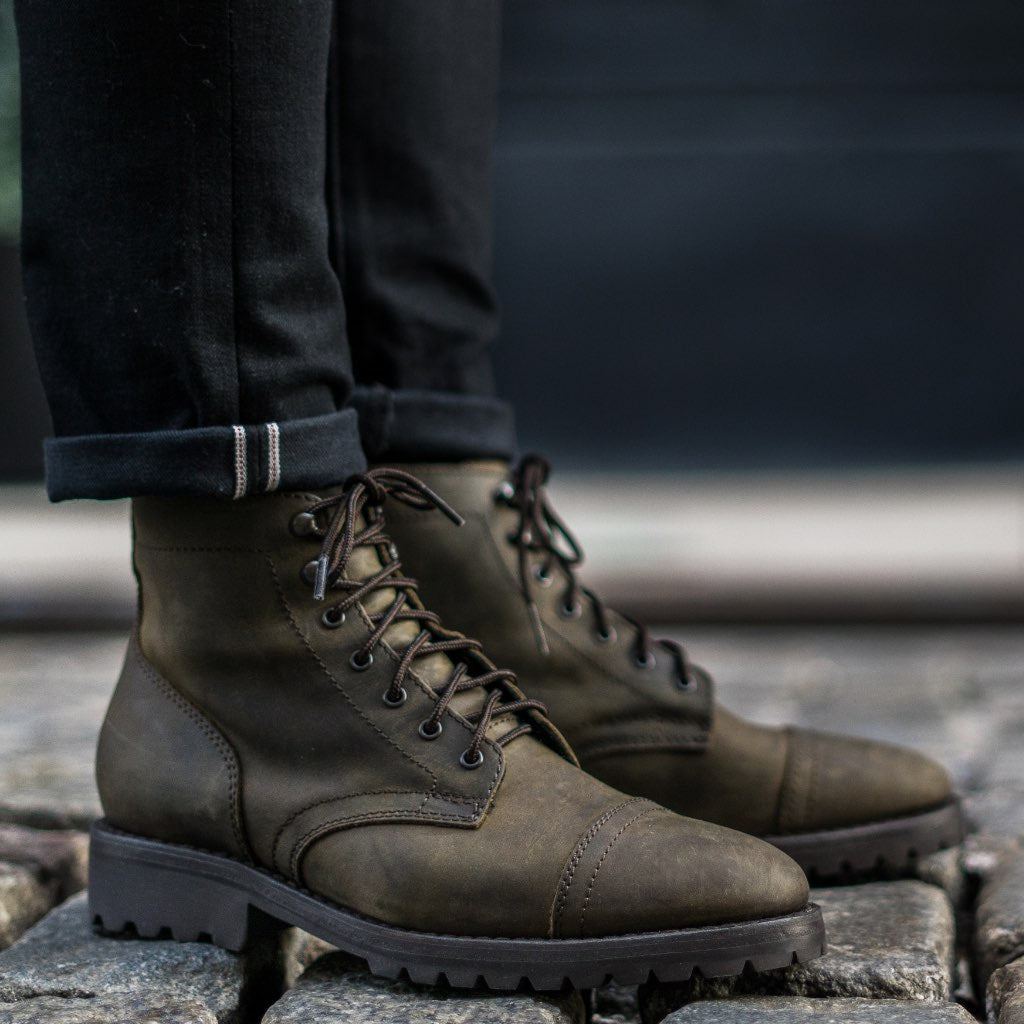 Authentic Full-Grain Leather Grain Depth & Pull-Up Patina Texture Detail