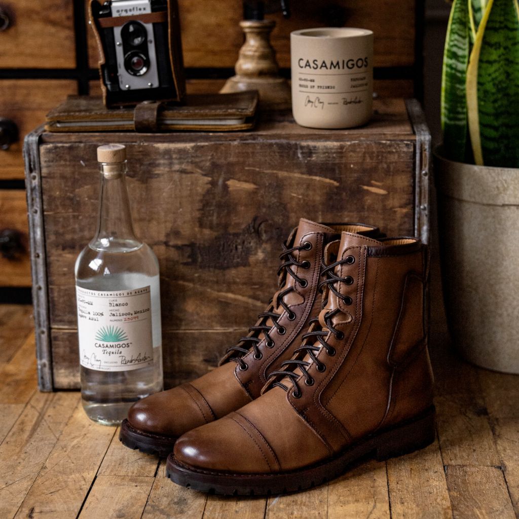 مظهر الارتداء على موديل لـ  Casa Moto Amber Wheat أحذية بوت جلدية رجالي على عارض أزياء - انسيابية طبيعية في ضوء النهار