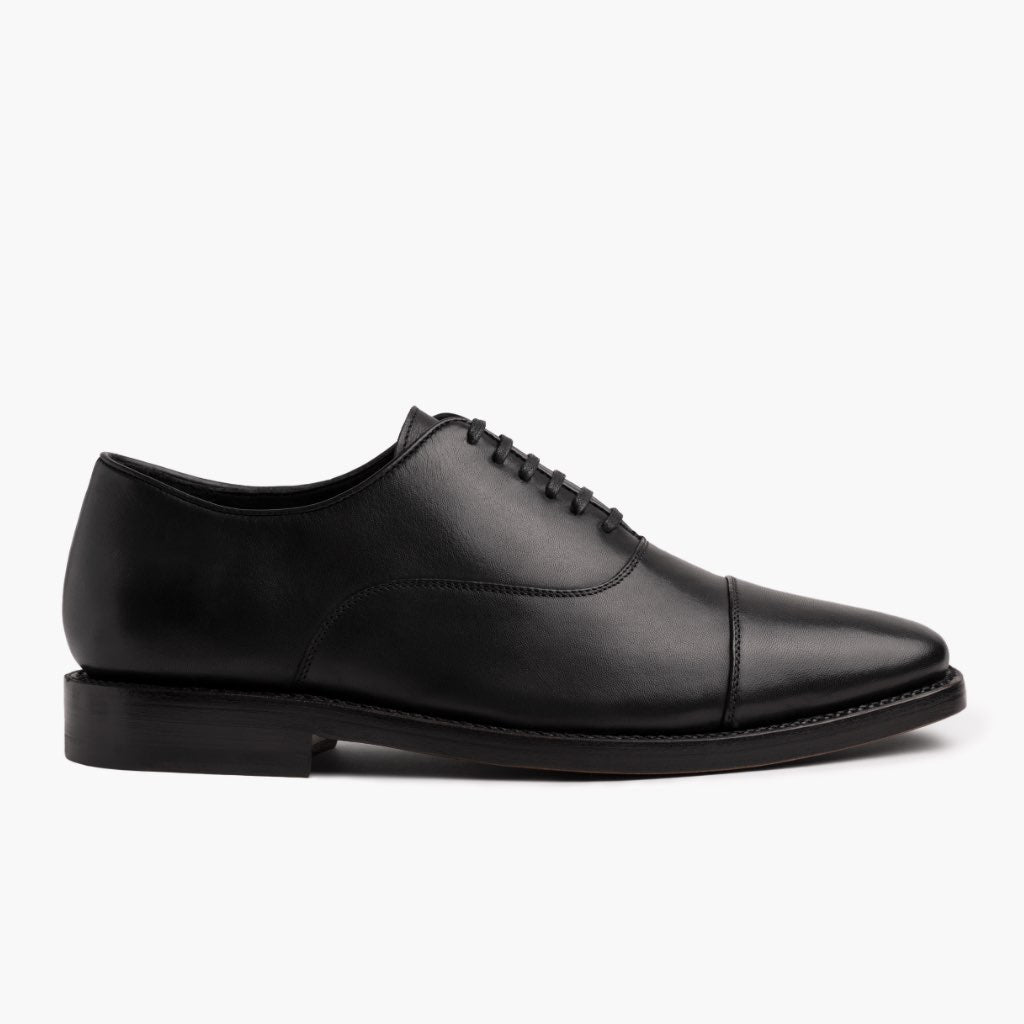 Black Full-Grain leather Sneakers - بناء غوديير ويلت المتين وتفاصيل مقدمة الحذاء