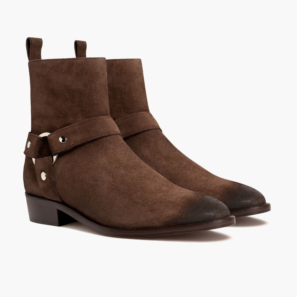 Harness Dark بني Suede أحذية بوت جلدية رجالي in Dark Brown Goatskin Suede - عرض جانبي | شراء أونلاين عبر المتجر الرسمي