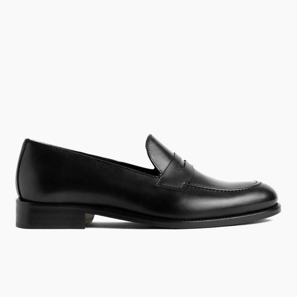 Black Full-Grain leather Sneakers - بناء غوديير ويلت المتين وتفاصيل مقدمة الحذاء