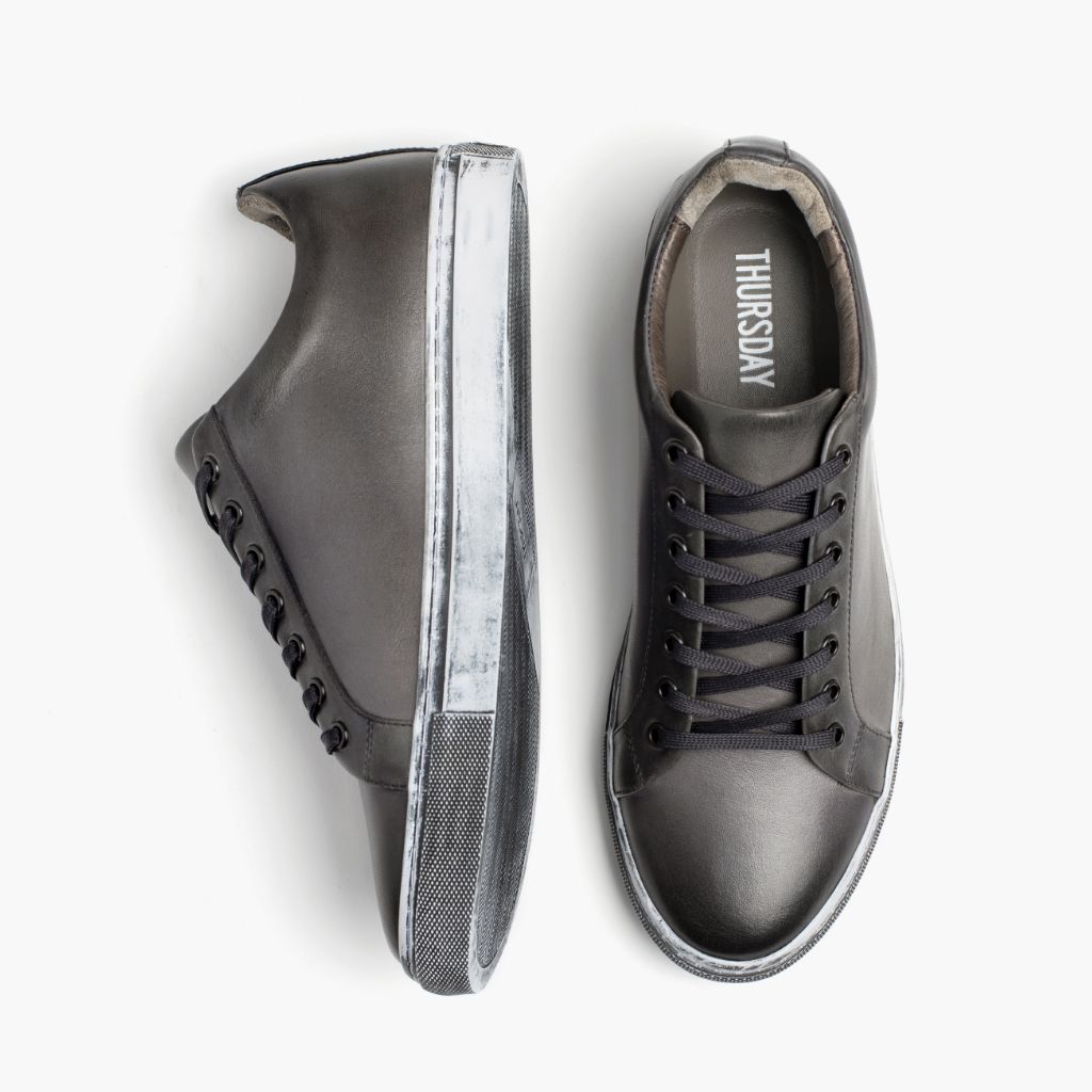 Authentic Full-Grain Leather Grain Depth & Pull-Up Patina Texture Detail