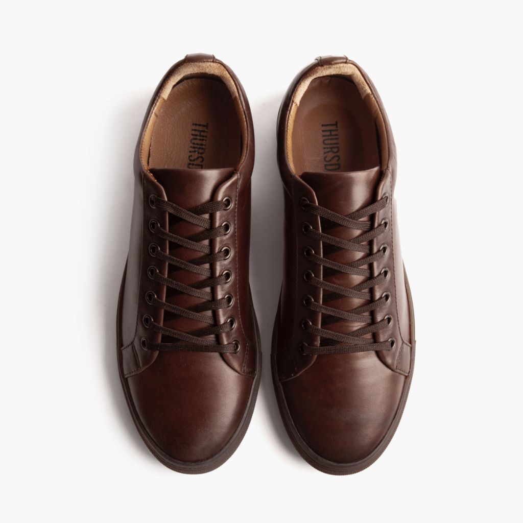 Premier Low Top Old English سنيكرز جلدي كاجوال رجالي For Men - دعامة الكعب المقواة وتفاصيل الخياطة المزدوجة الدقيقة