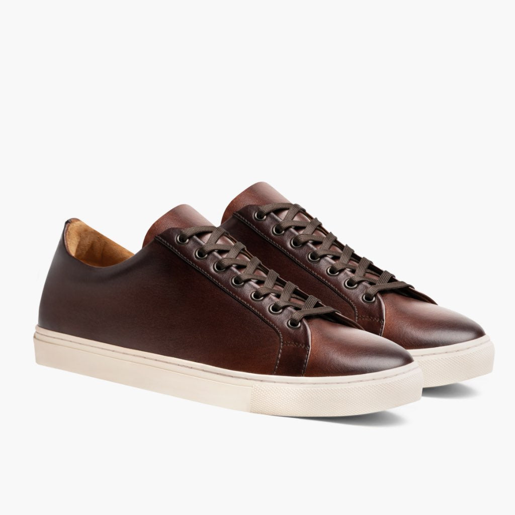 Premier Low Top Coffee سنيكرز جلدي كاجوال رجالي For Men in Classic Full-Grain Leather - عرض جانبي | شراء أونلاين عبر المتجر الرسمي