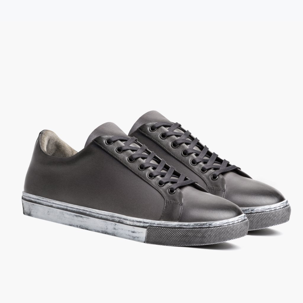 Premier Low Top Distressed Grey سنيكرز جلدي كاجوال رجالي For Men in Grey Full-Grain Leather - عرض جانبي | شراء أونلاين عبر المتجر الرسمي
