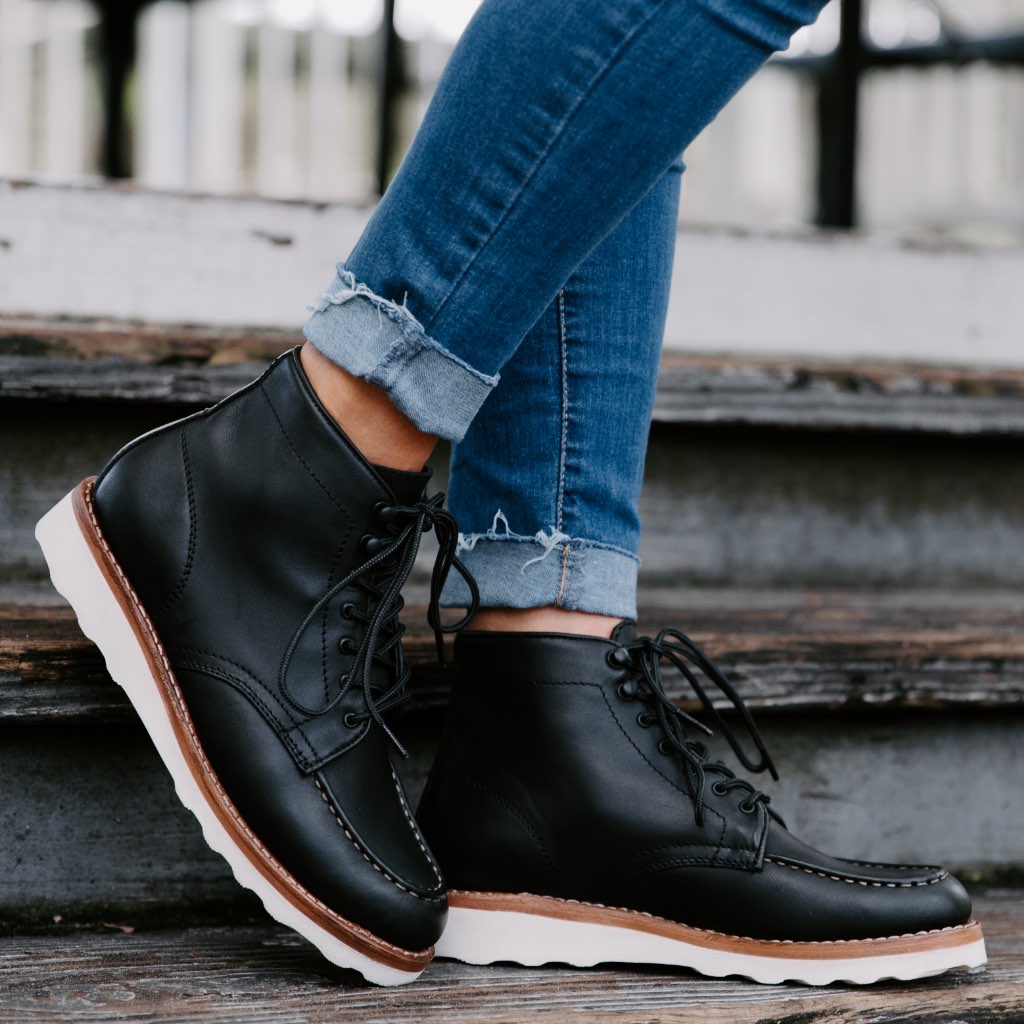 Authentic Full-Grain Leather Grain Depth & Pull-Up Patina Texture Detail