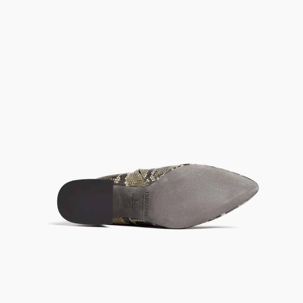 Authentic Full-Grain Leather Grain Depth & Pull-Up Patina Texture Detail