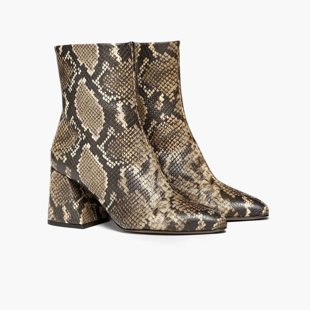Classic Full-Grain leather Boots - بناء غوديير ويلت المتين وتفاصيل مقدمة الحذاء