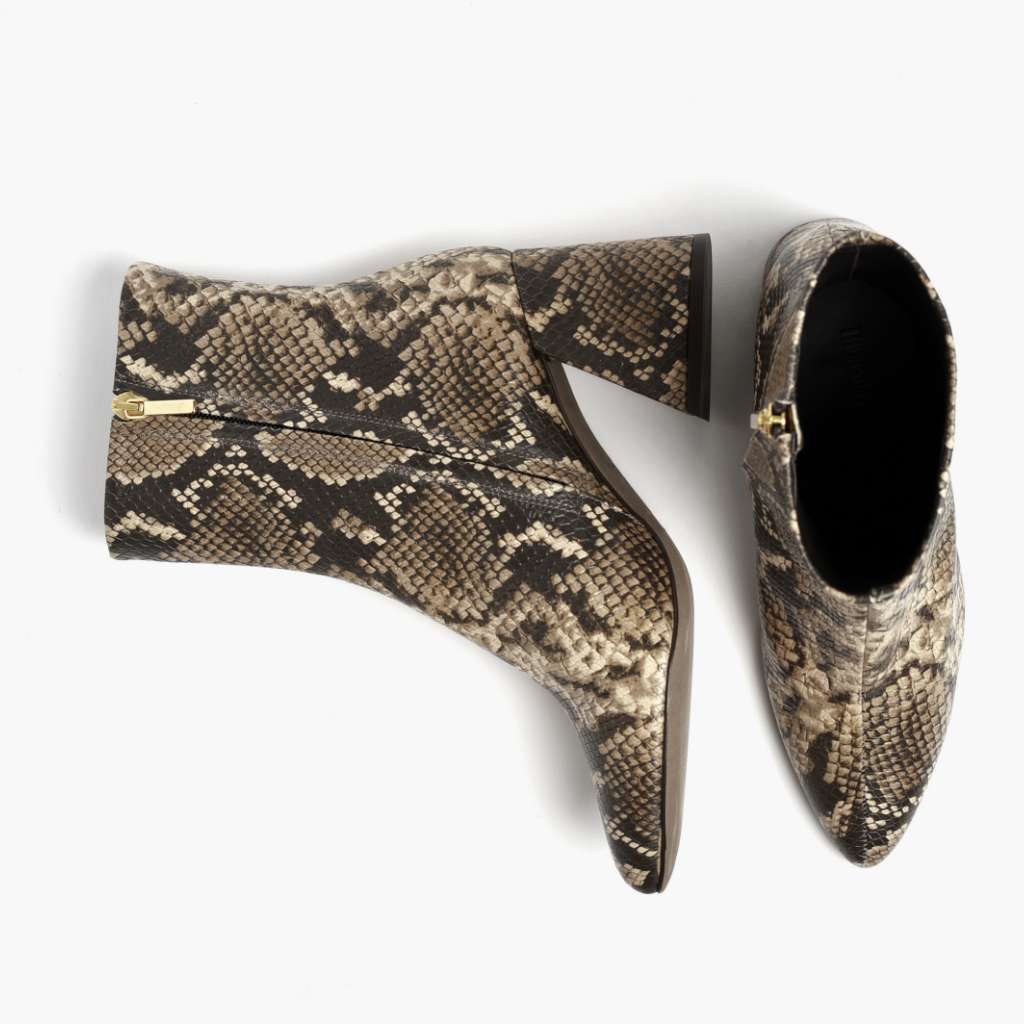 High-Traction Rubber Outsole & Lug Tread Pattern on Heartbreaker Snake Print أحذية بوت جلدية نسائي