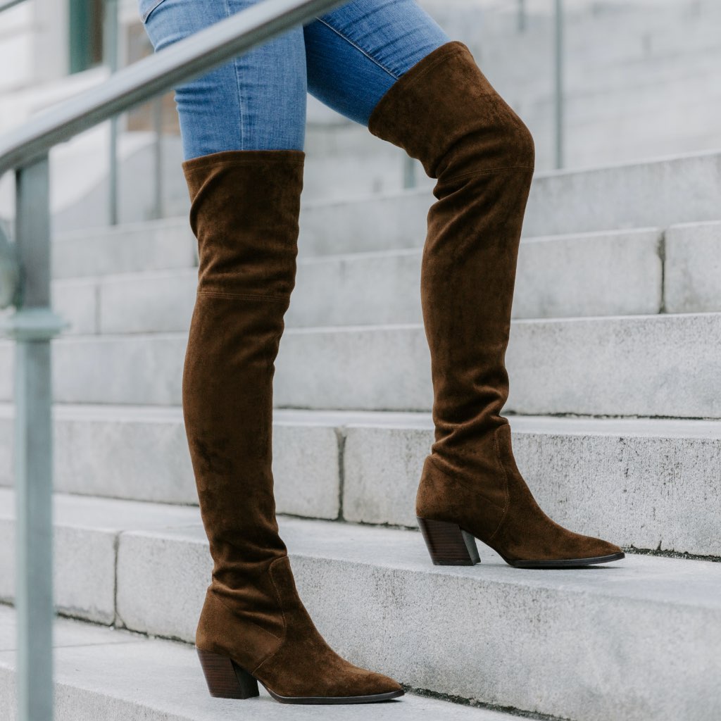 Authentic Full-Grain Leather Grain Depth & Pull-Up Patina Texture Detail