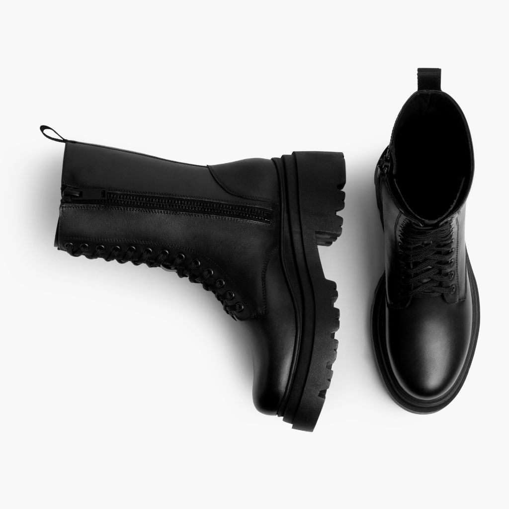 High-Traction Rubber Outsole & Lug Tread Pattern on Fatale أسود أحذية بوت جلدية نسائي