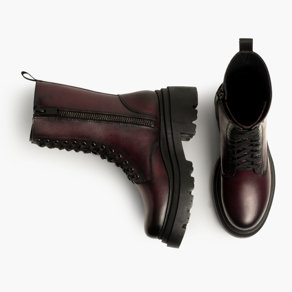 High-Traction Rubber Outsole & Lug Tread Pattern on Fatale أسود Cherry أحذية بوت جلدية نسائي
