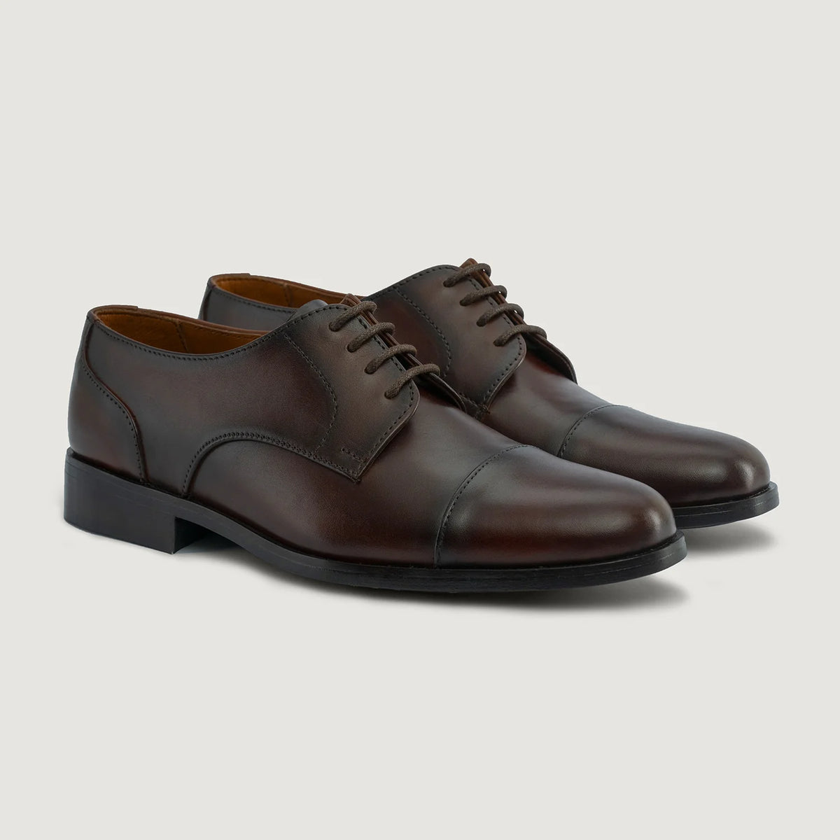 Attorney Derby Brown Leather Shoes For Men in Burnished Brown Full-Grain Leather - عرض جانبي | شراء أونلاين عبر المتجر الرسمي