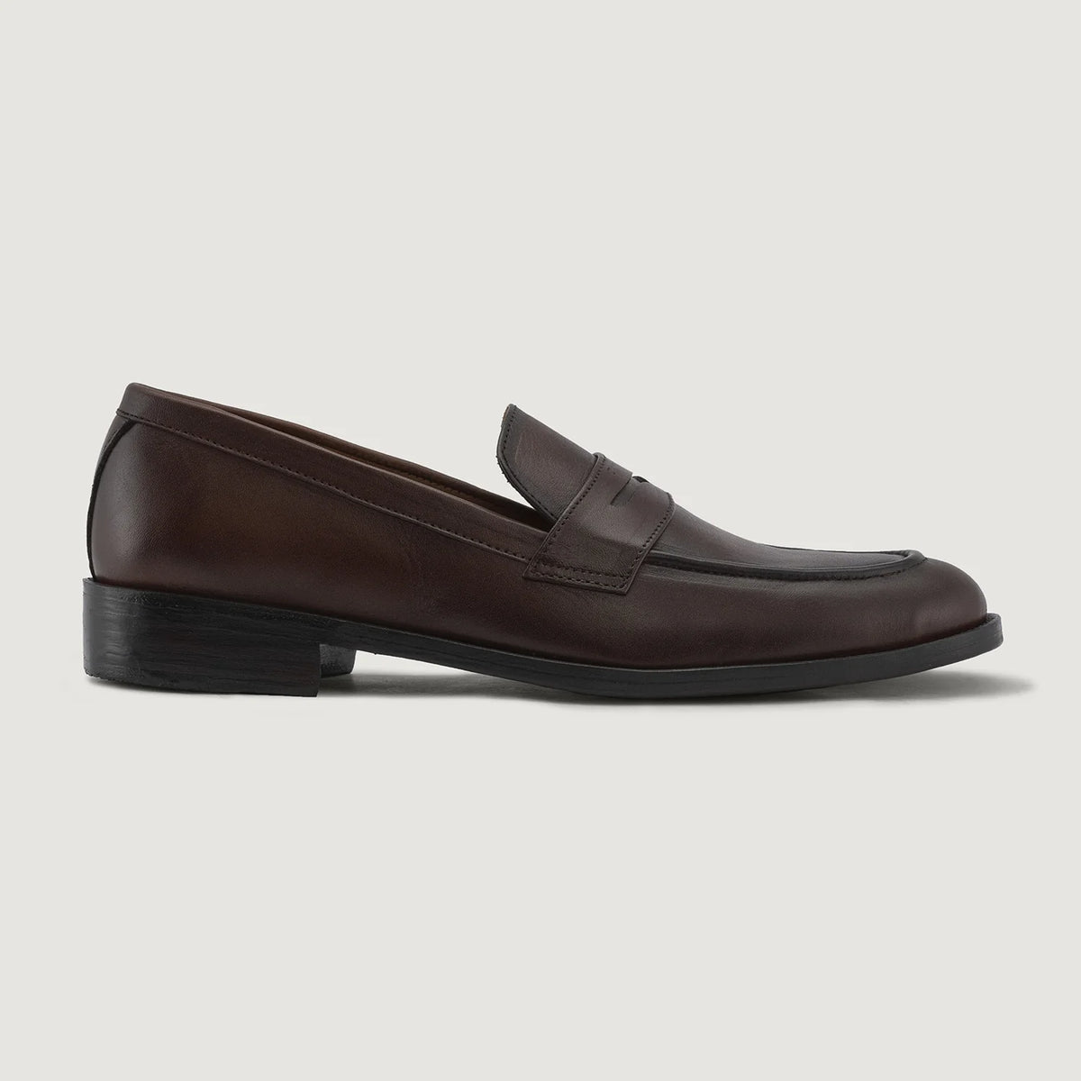 Burnished Brown Full-Grain leather Loafers - بناء غوديير ويلت المتين وتفاصيل مقدمة الحذاء