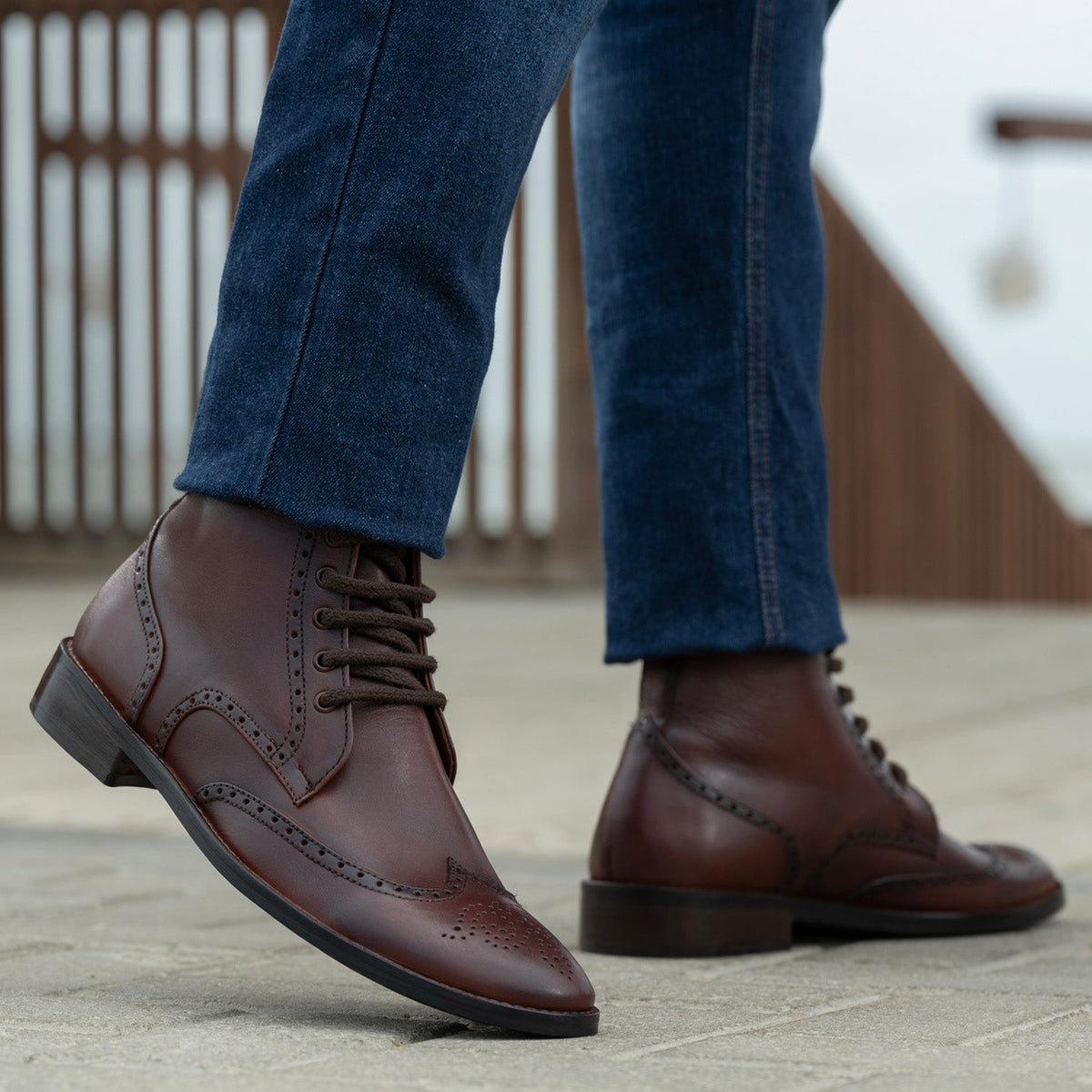 مظهر الارتداء على موديل لـ  Duster Brogues Derby بني Burnished أحذية بوت جلدية - StudGuard رجالي على عارض أزياء - انسيابية طبيعية في ضوء النهار
