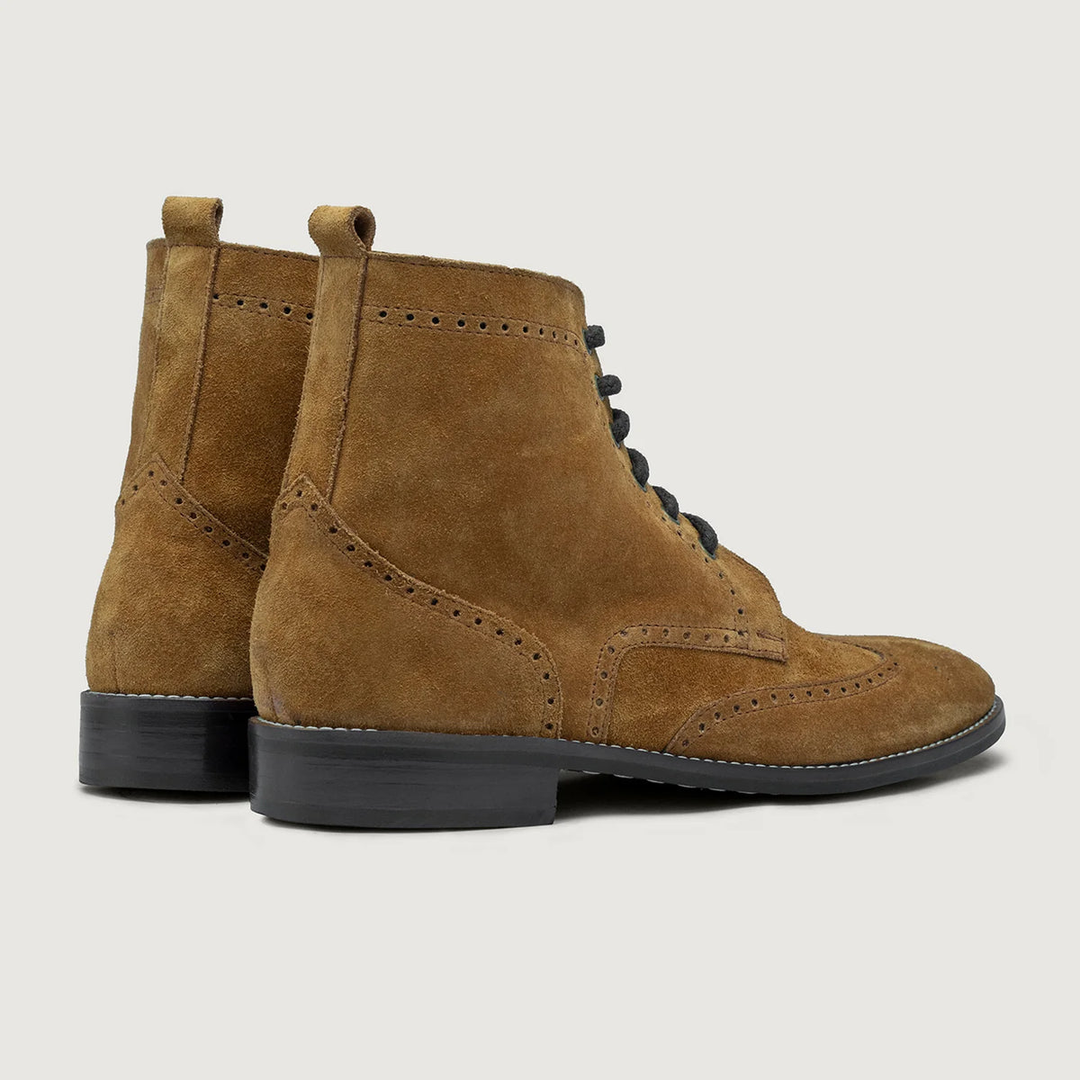 Duster Brogues Derby بني Suede أحذية بوت جلدية - StudGuard رجالي - عرض جانبي يوضح قَصّة الأكمام المريحة