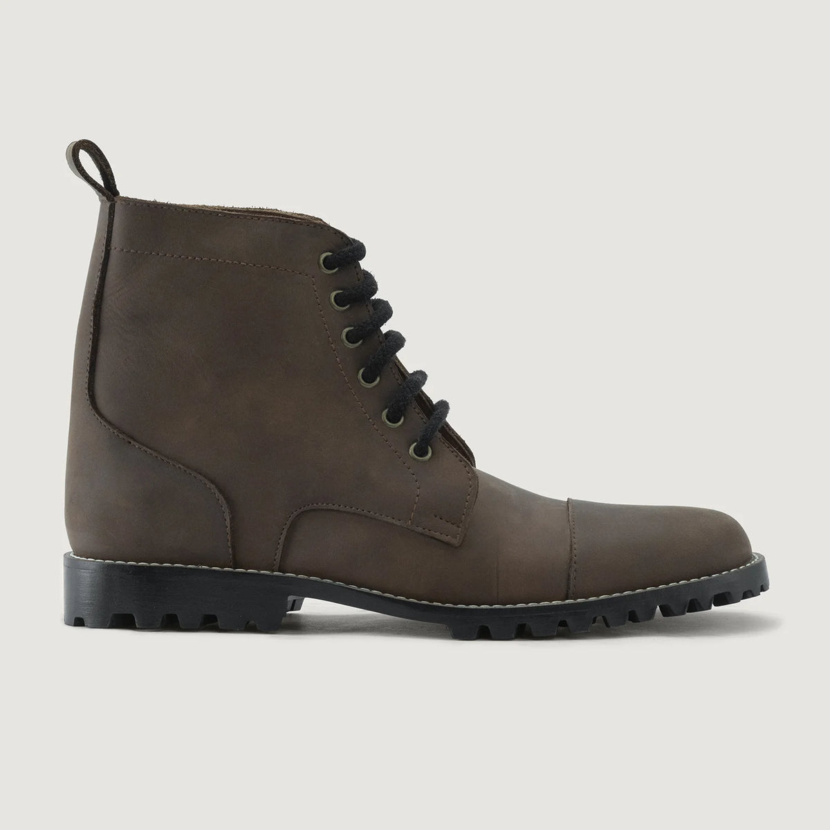 Waxed Brown Full-Grain leather Boots - بناء غوديير ويلت المتين وتفاصيل مقدمة الحذاء