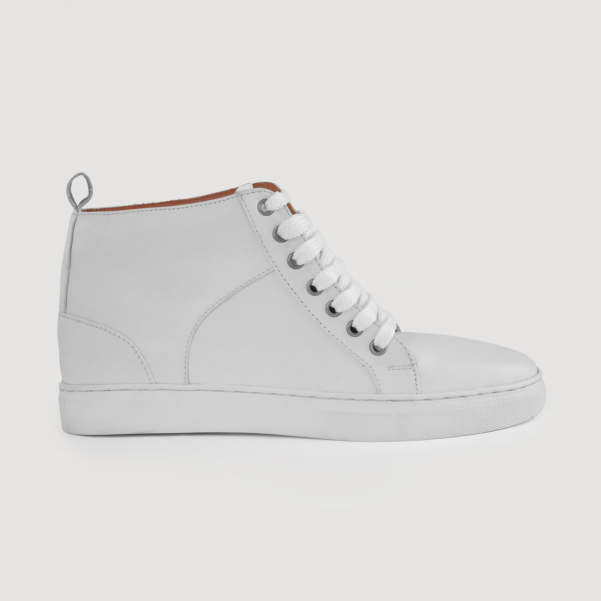 White Full-Grain leather Sneakers - بناء غوديير ويلت المتين وتفاصيل مقدمة الحذاء