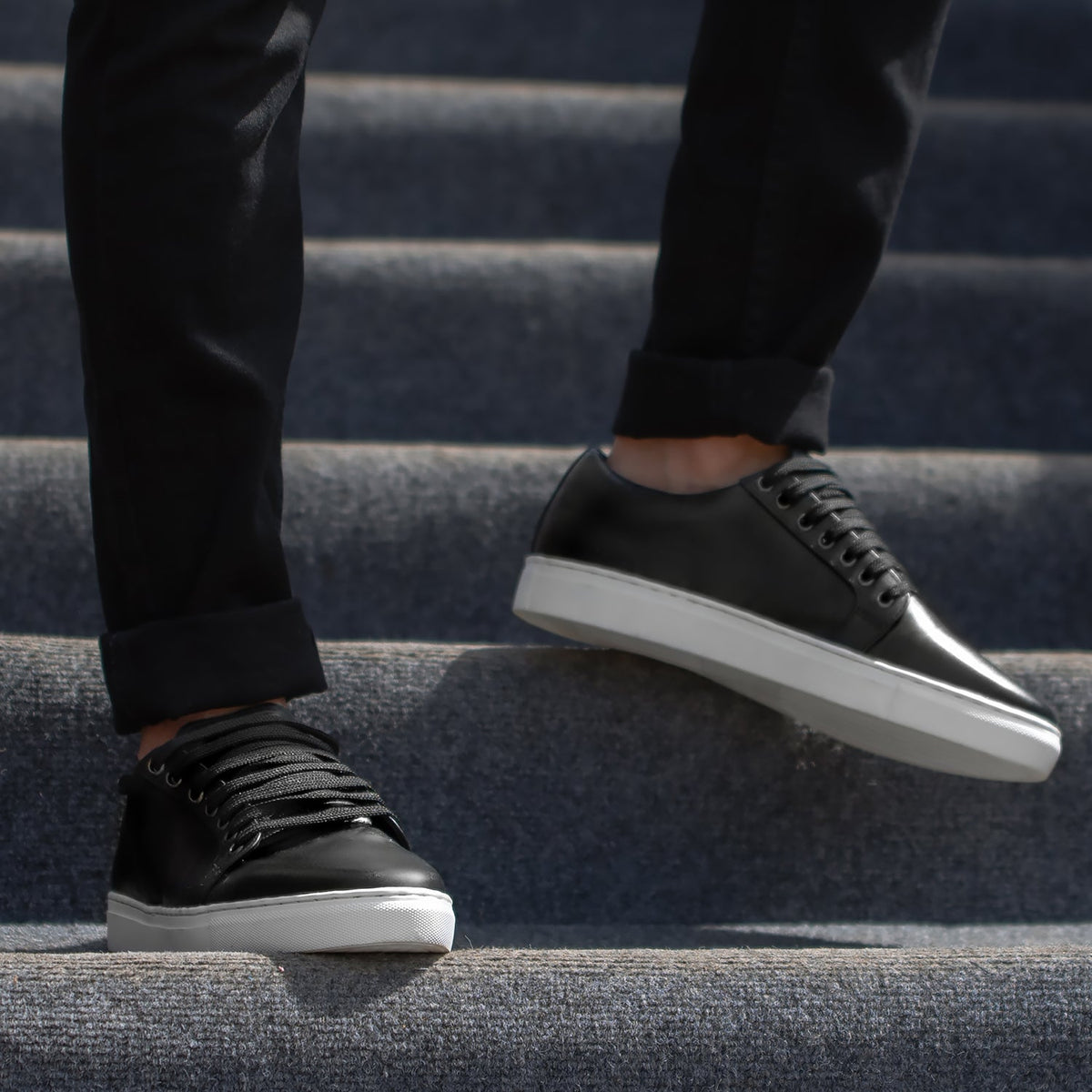 Murphy Low Top أسود سنيكرز جلدي كاجوال رجالي - دعامة الكعب المقواة وتفاصيل الخياطة المزدوجة الدقيقة