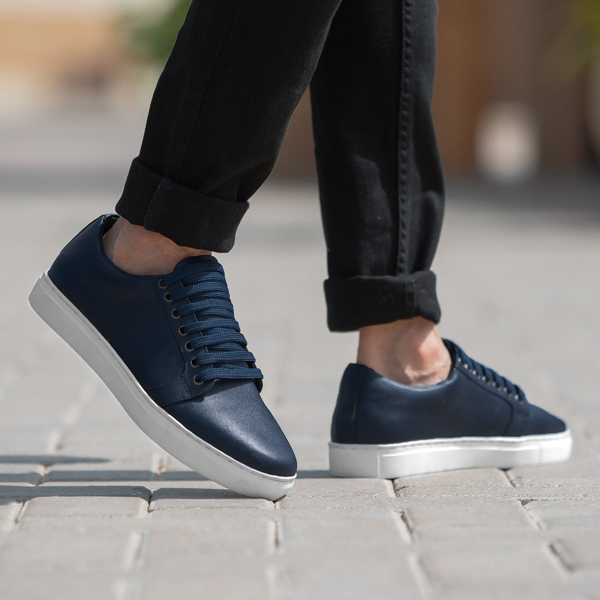 Midnight Blue Full-Grain leather Sneakers - بناء غوديير ويلت المتين وتفاصيل مقدمة الحذاء