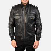 Close-Up Detail of High neck &amp; Zipper Hardware on Men's Agent Shadow أسود جاكيت بومبر جلد رجالي