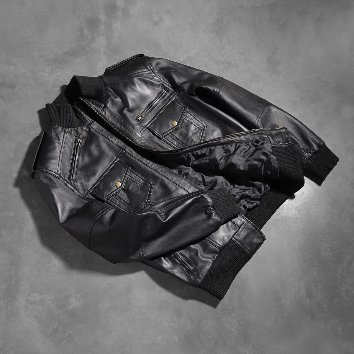 Rib knit &amp; Hem Craftsmanship Construction Detail on Men's Agent Shadow أسود جاكيت بومبر جلد رجالي