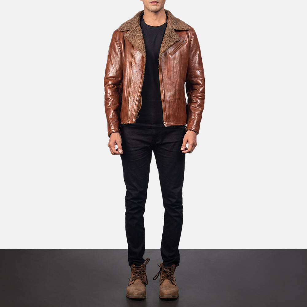Close-Up Detail of Notch &amp; Zipper Hardware on Men's Alberto Shearling بني جاكيت جلد رجالي