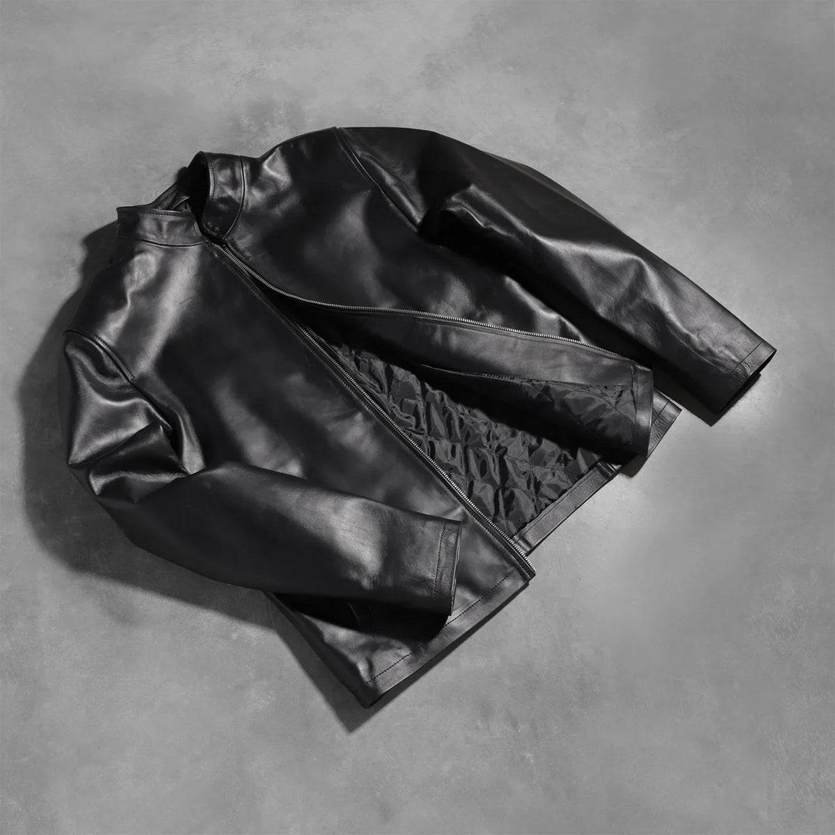
مظهر الارتداء على موديل لـ  Alex Black Leather Biker Jacket على عارض أزياء - انسيابية طبيعية في ضوء النهار