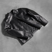 
مظهر الارتداء على موديل لـ  Alex Black Leather Biker Jacket على عارض أزياء - انسيابية طبيعية في ضوء النهار