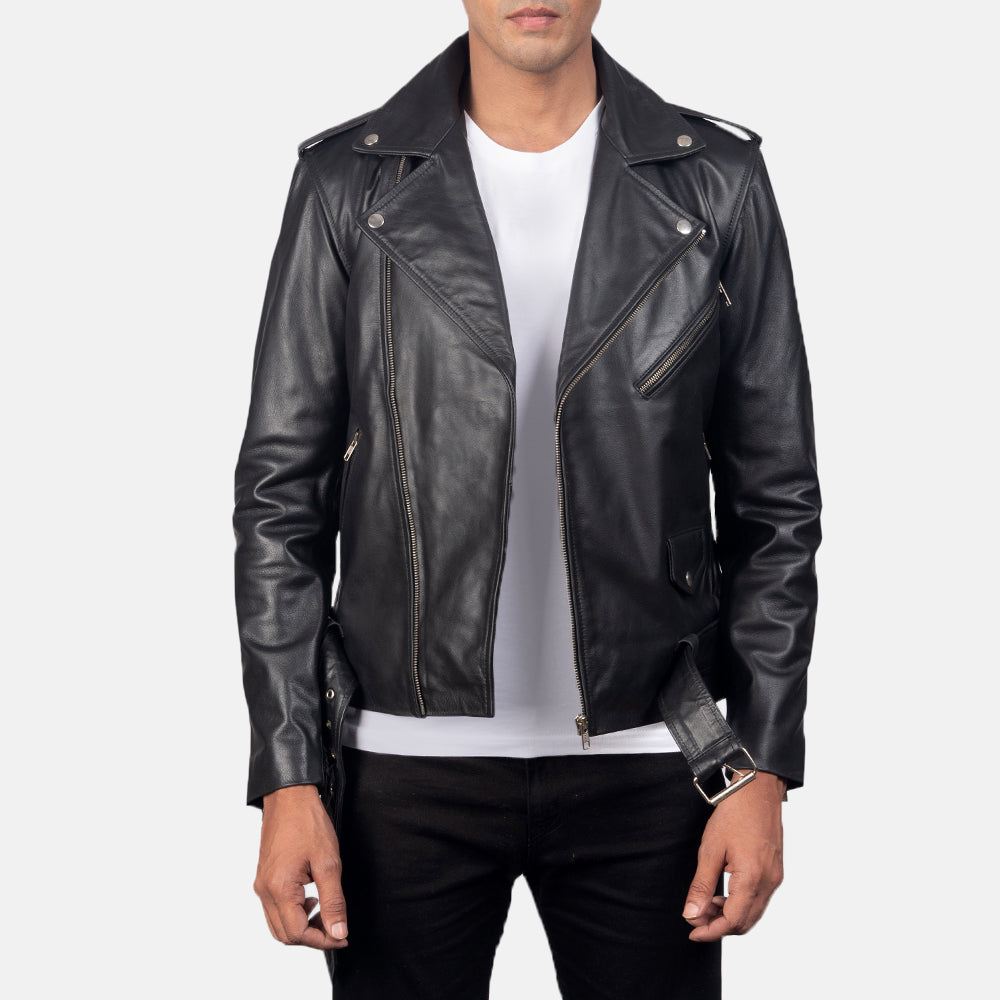 
Allaric Alley Black Leather Biker Jacket in Black Cowhide Leather - عرض أمامي وقَصّة مفصلة أنيقة | شراء أونلاين عبر المتجر الرسمي