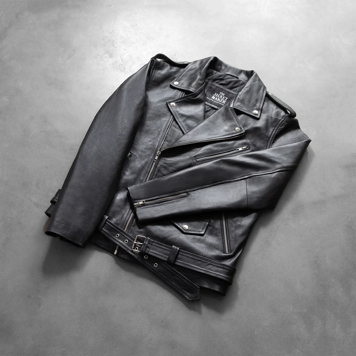 
مظهر الارتداء على موديل لـ  Allaric Alley Black Leather Biker Jacket على عارض أزياء - انسيابية طبيعية في ضوء النهار