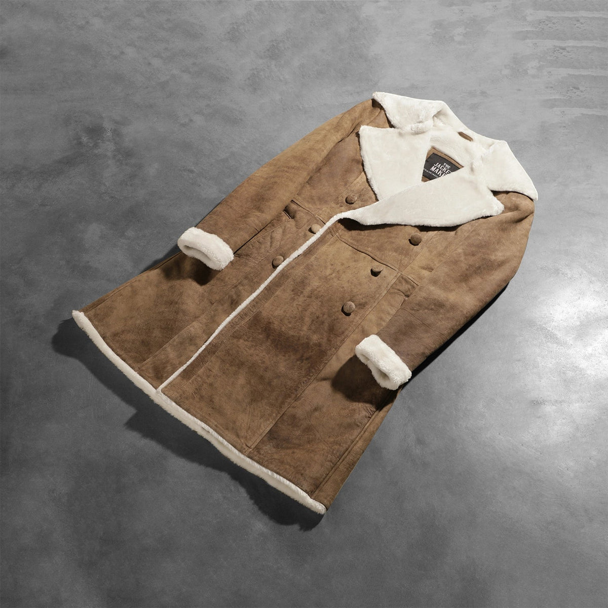 
مظهر الارتداء على موديل لـ  Amie Distressed Brown Double Breasted Shearling Coat على عارض أزياء - انسيابية طبيعية في ضوء النهار