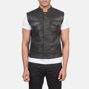 
تفاصيل مقربة of Band & Zipper with Button Flap Hardware on Atlas Moto بني صديري جلد رجالي