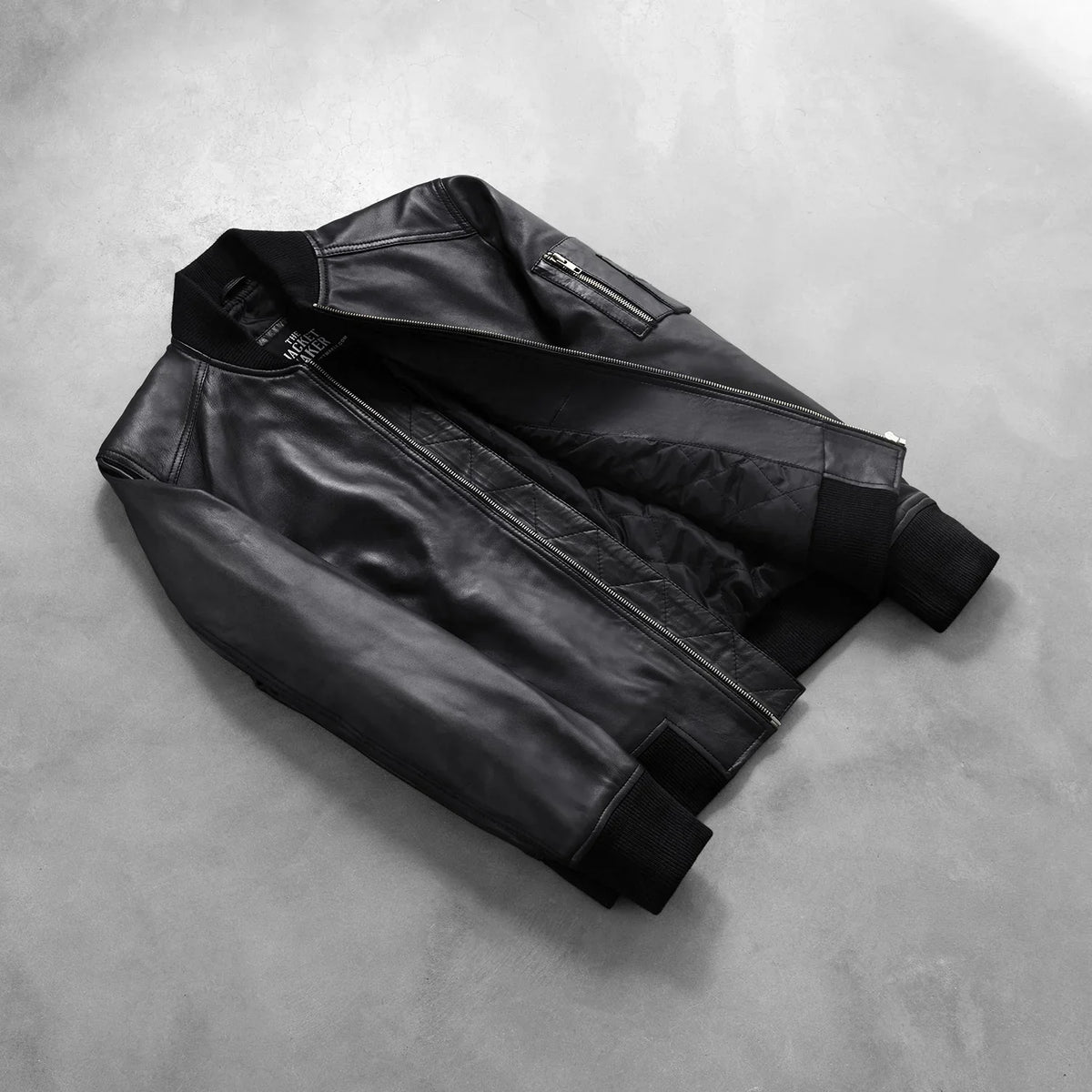 
مظهر الارتداء على موديل لـ  Bomia Ma-1 Black Leather Bomber Jacket على عارض أزياء - انسيابية طبيعية في ضوء النهار