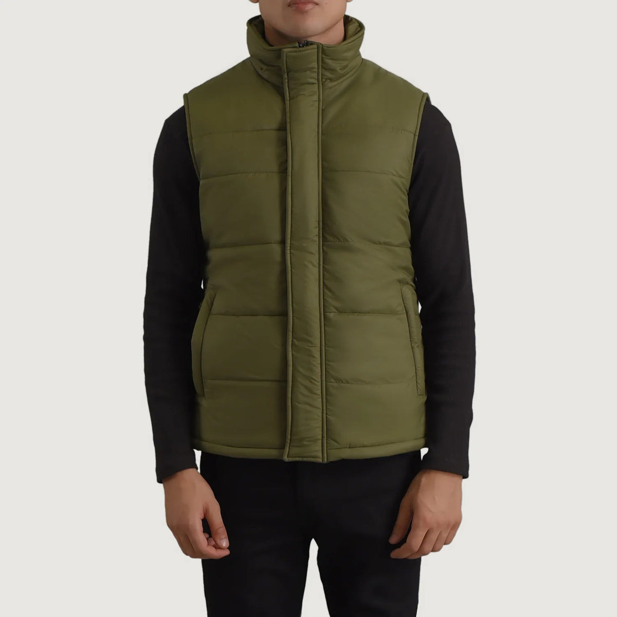 Close-Up Detail of Classic Collar &amp; Zipper With Placket Hardware on Bryan أخضر Puffer Vest رجالي