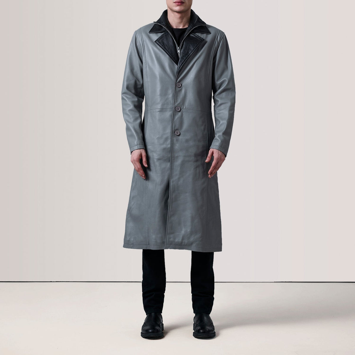 
Grey Sheepskin leather Coat - عرض خلفي يوضح تفصيل الأكتاف المتقن والحاشية النظيفة