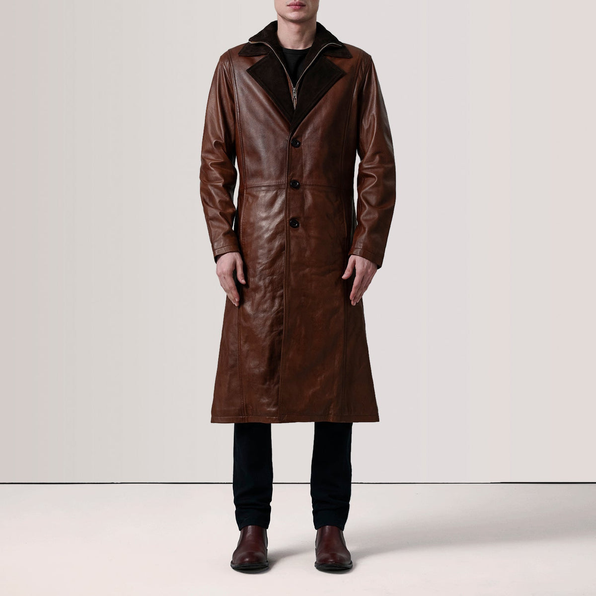 
Distressed Brown Sheepskin Burnished Leather Coat - عرض خلفي يوضح تفصيل الأكتاف المتقن والحاشية النظيفة